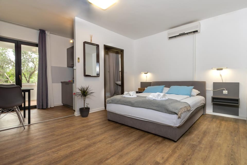 Bed, Bathroom, Dining area, Bedroom