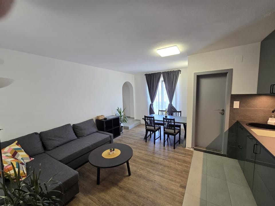 Kitchen or kitchenette, Living room, Seating area, Dining area