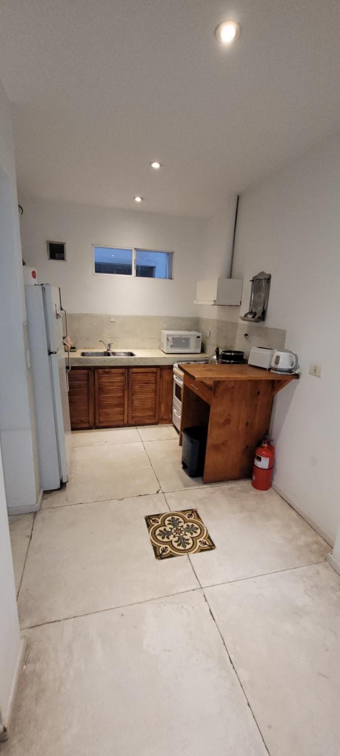 Kitchen or kitchenette, minibar, oven, stove