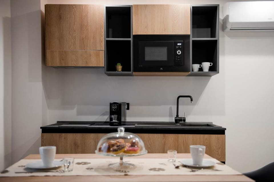 Coffee/tea facilities, Kitchen or kitchenette, Dining area, minibar, stove