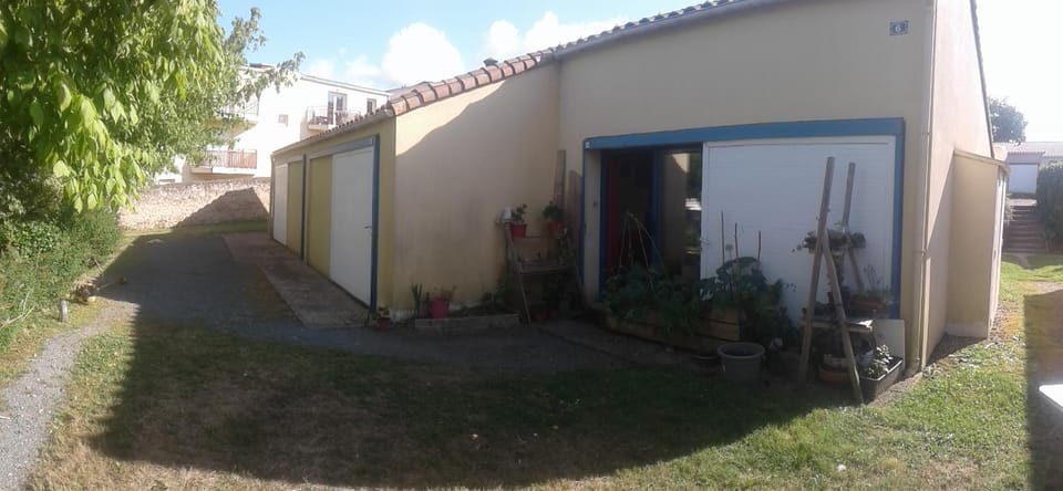 grand studio de plein-pied quartier calme proche centre House in Pays de la Loire