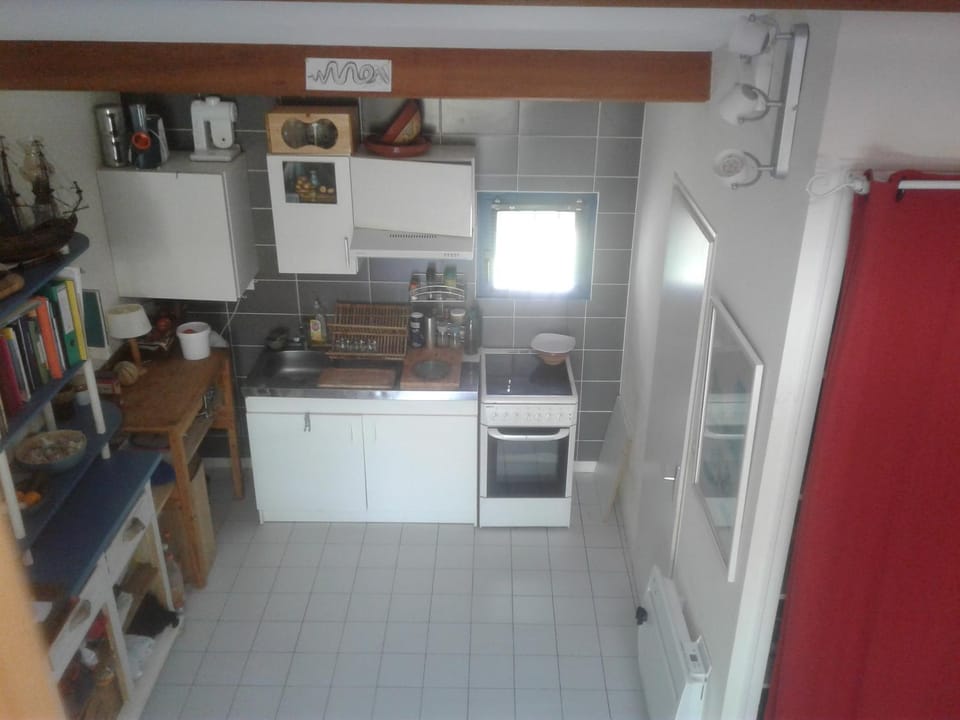 grand studio de plein-pied quartier calme proche centre House in Pays de la Loire