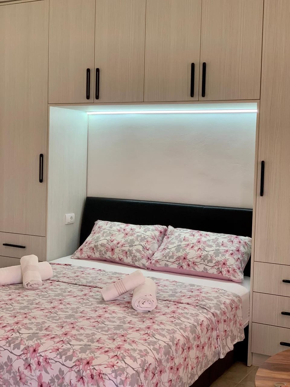 Bed, towels