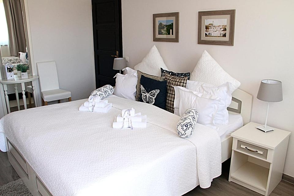 Bed, Photo of the whole room, Bedroom, towels