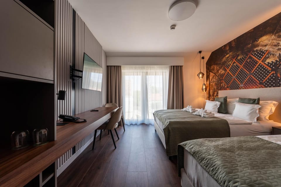 TV and multimedia, Photo of the whole room, Bedroom, hair dresser