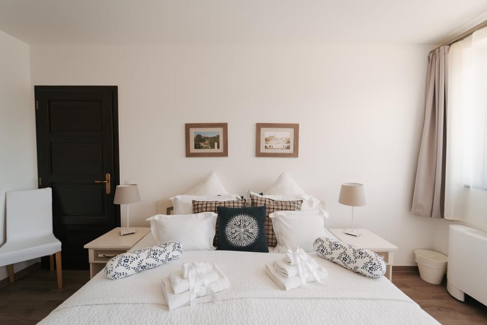 Bed, Living room, Photo of the whole room, Seating area, Bedroom