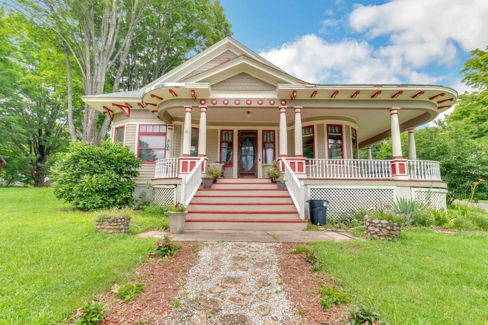 Mountain View Victorian with Convenient Location and Lots of Space tp Play farmhouse Farm Stay in Hudson Valley