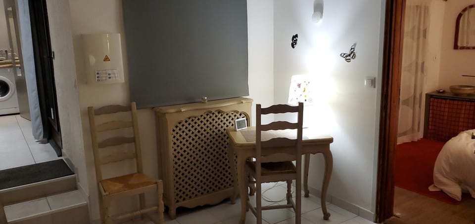 Living room, Photo of the whole room, Decorative detail, Seating area, Dining area, hair dresser