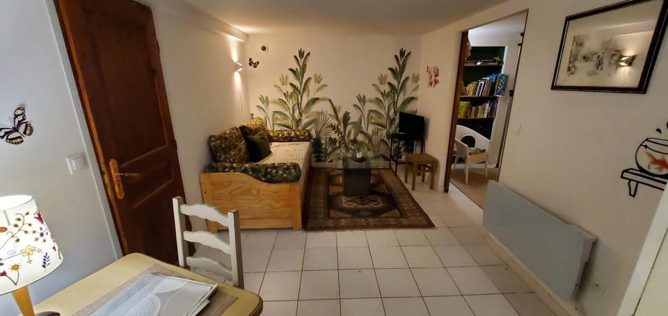 Library, TV and multimedia, Living room, Decorative detail, Seating area, Dining area, Garden view, Family