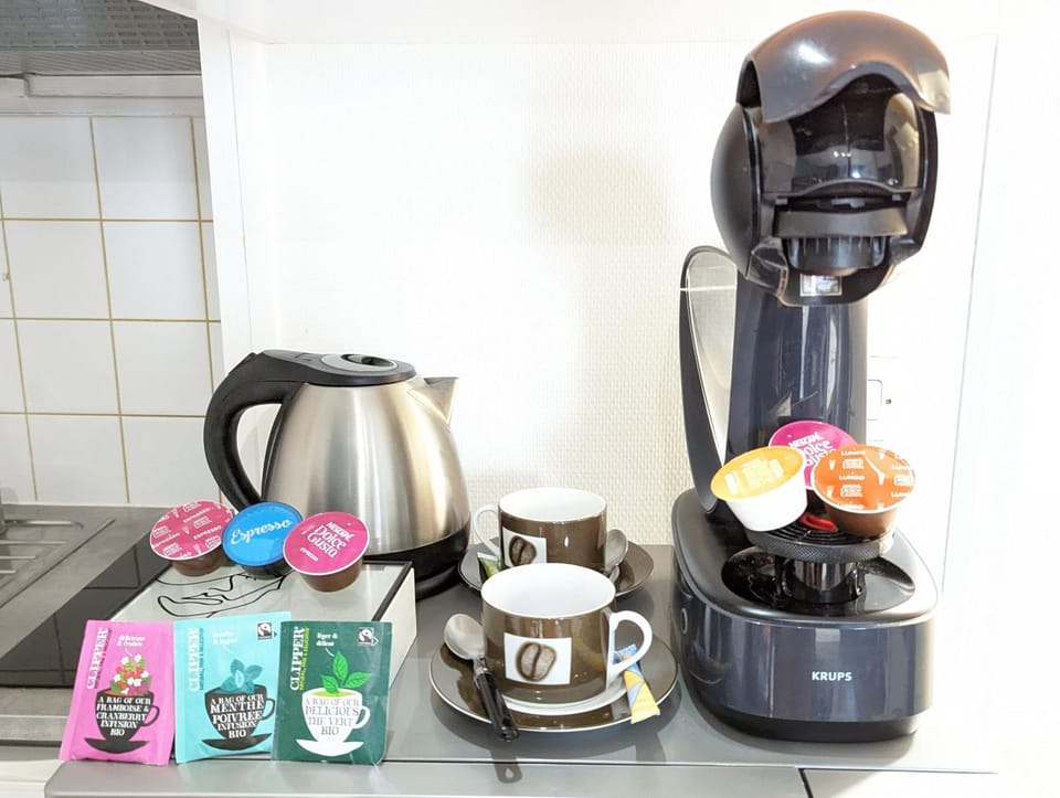 Seating area, Dining area, concierge