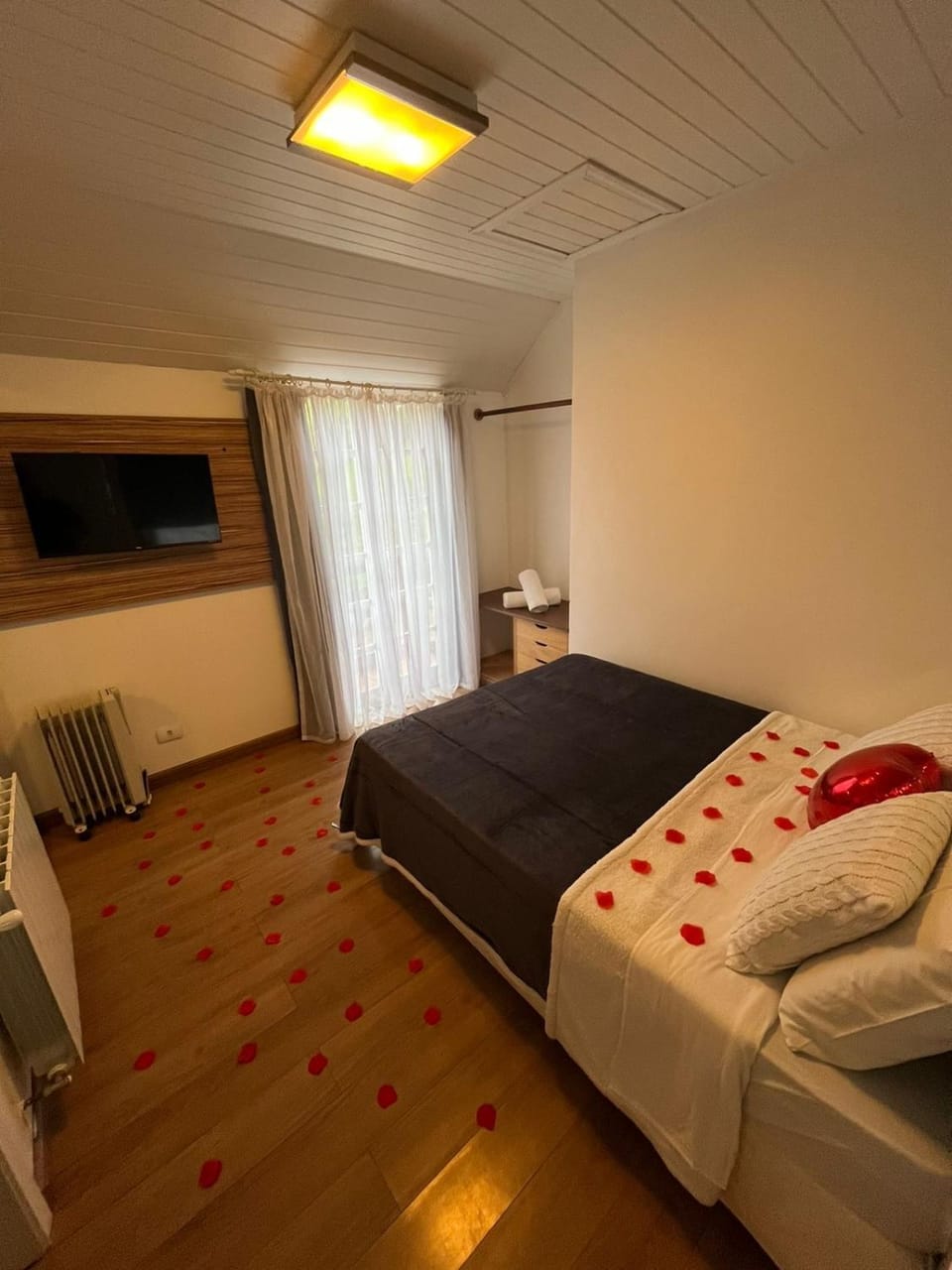 Bed, TV and multimedia, Bedroom