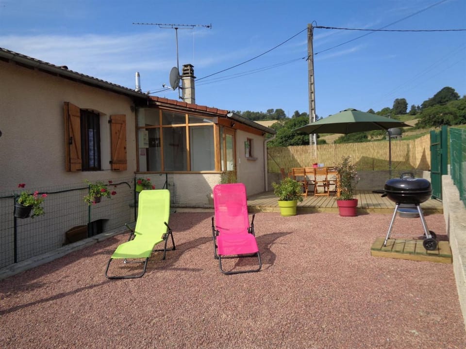Charmant gîte à la ferme avec terrasse et animaux admis - FR-1-496-235 House in Auvergne-Rhône-Alpes