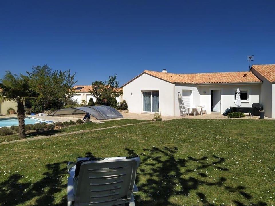 Maison Familiale avec Piscine Privée et Parking à Angles - FR-1-336-120 House in Pays de la Loire