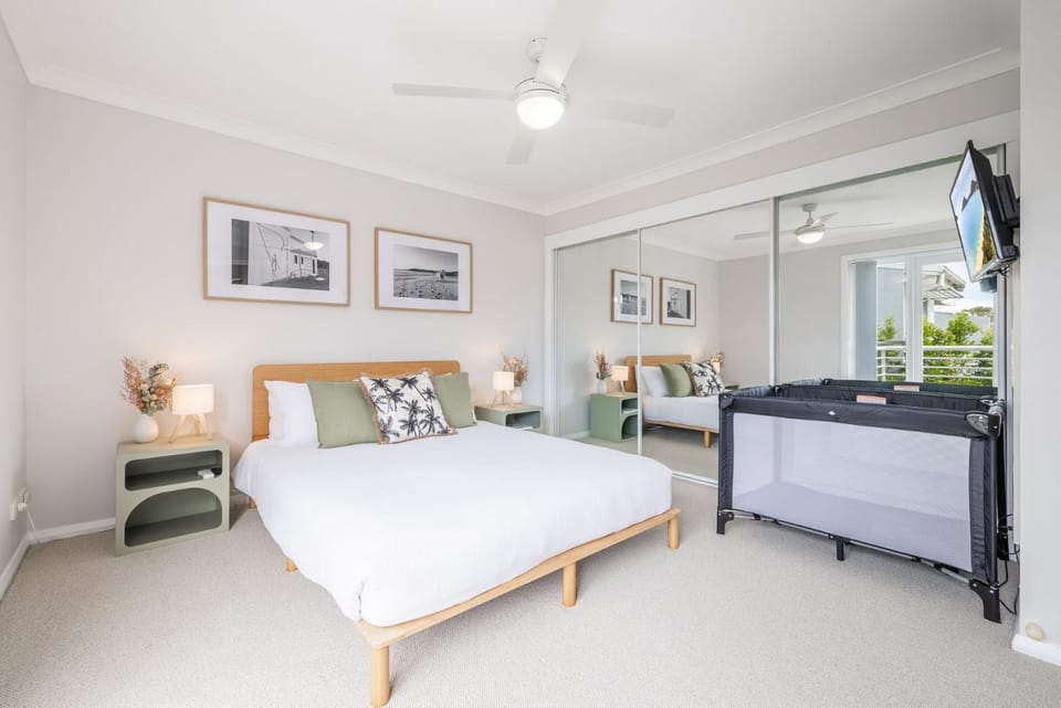Sandcastles 1, 8 Ala Moana Way - air conditioned townhouse with Wi-Fi and Complex Pool House in Fingal Bay