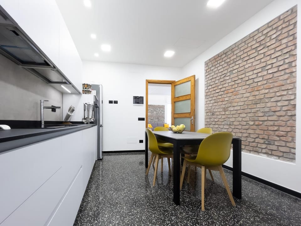 Kitchen or kitchenette, Dining area