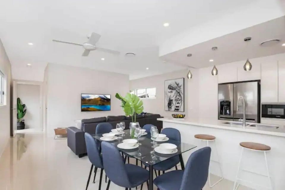 TV and multimedia, Kitchen or kitchenette, Living room, Seating area, Dining area