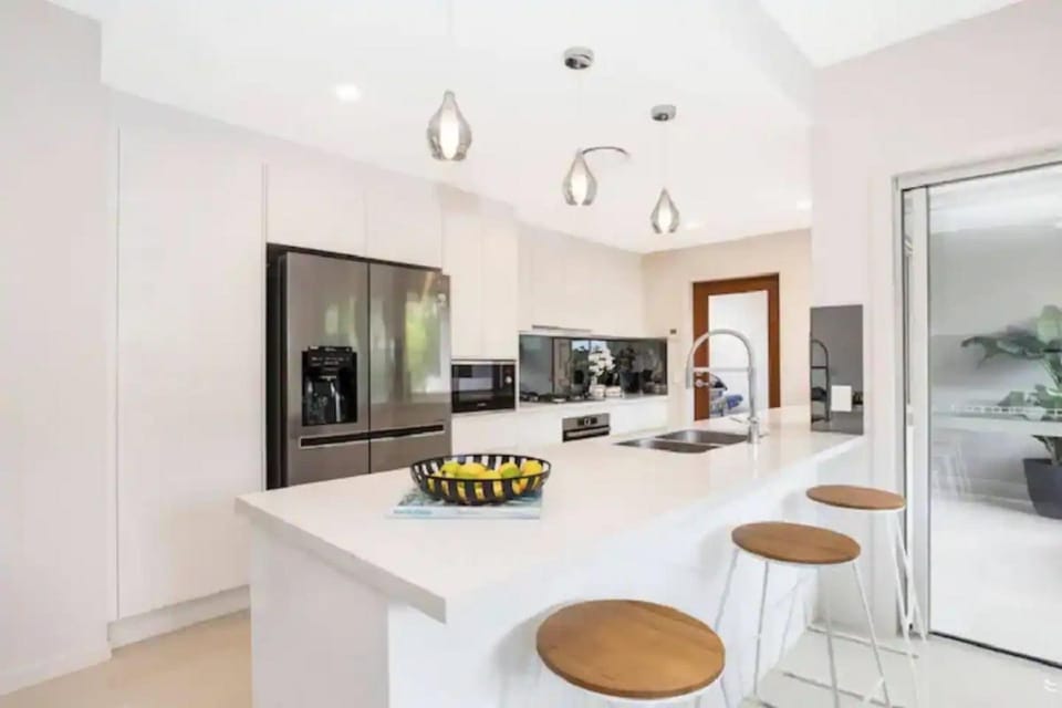 Kitchen or kitchenette, Dining area, oven, stove