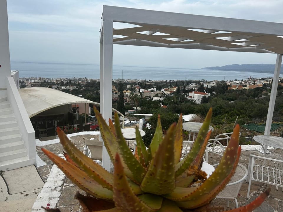 Private villa full view for up to 10 vacationers Apartment in Piskopiano