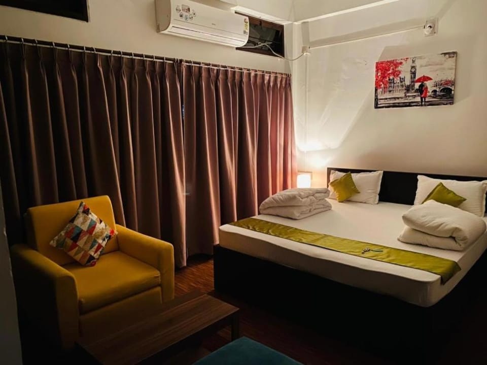 Bed, Living room, Photo of the whole room, Seating area, Bedroom, air conditioner