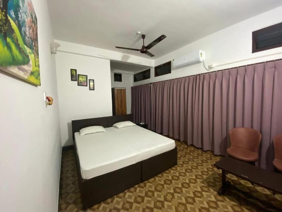 Bed, Photo of the whole room, Bedroom, fireplace, air conditioner