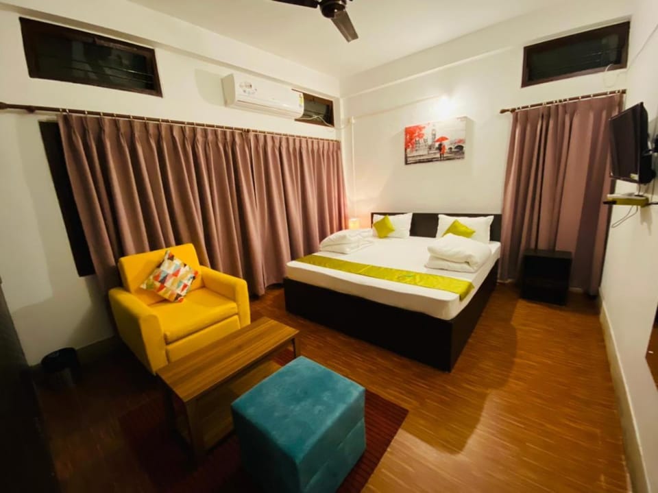 Communal lounge/ TV room, Bed, TV and multimedia, Living room, Photo of the whole room, Seating area, Evening entertainment, Bedroom, air conditioner
