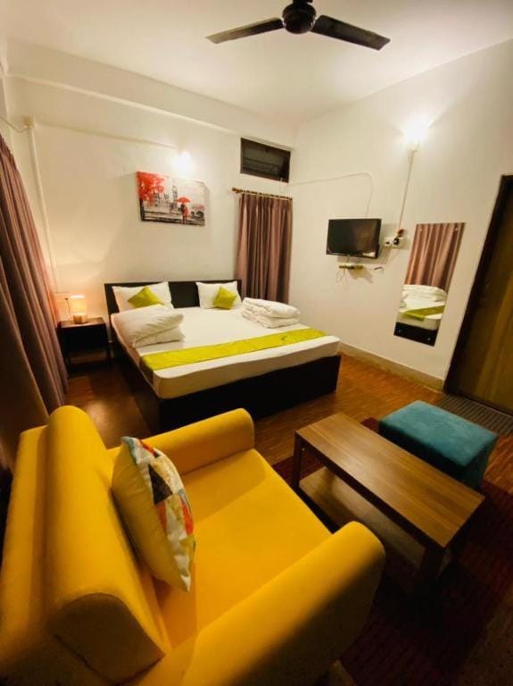 Communal lounge/ TV room, Bed, TV and multimedia, Living room, Photo of the whole room, Seating area, Evening entertainment, Bedroom, fireplace