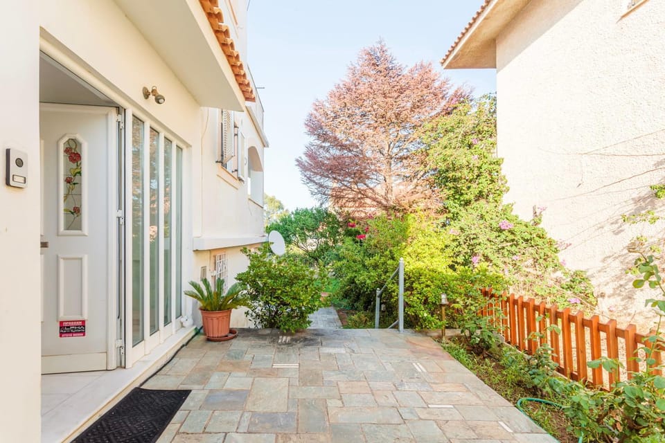 Property building, Patio, Facade/entrance, Balcony/Terrace