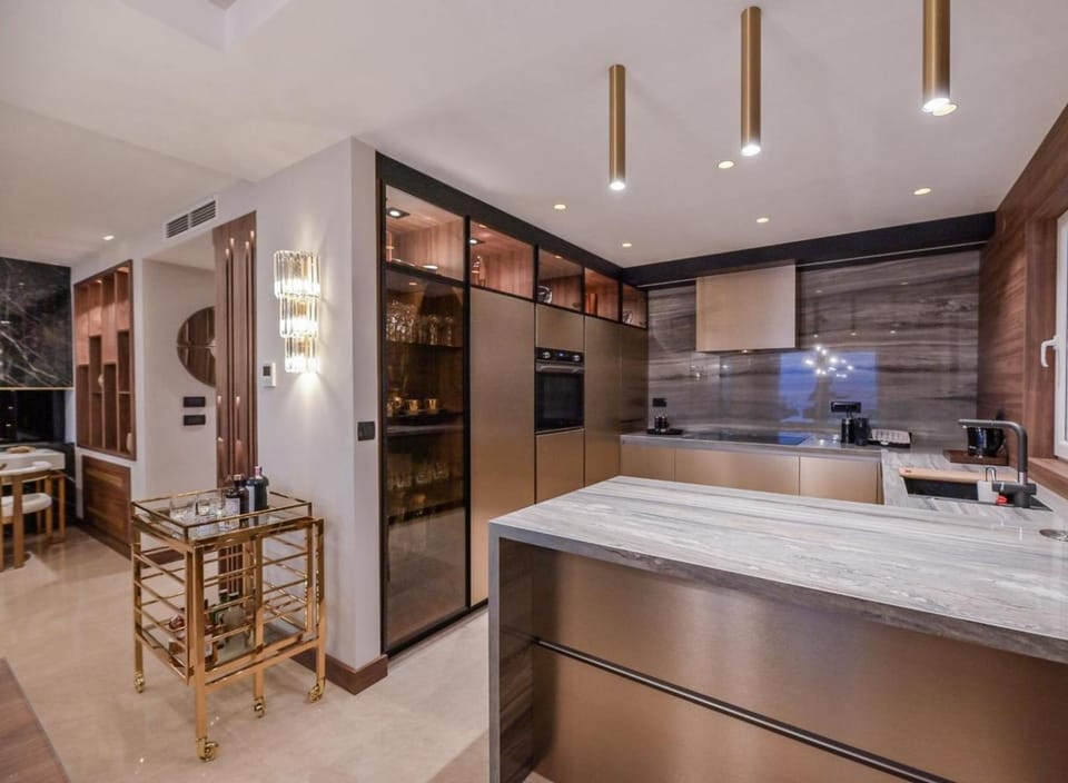 Kitchen or kitchenette, air conditioner