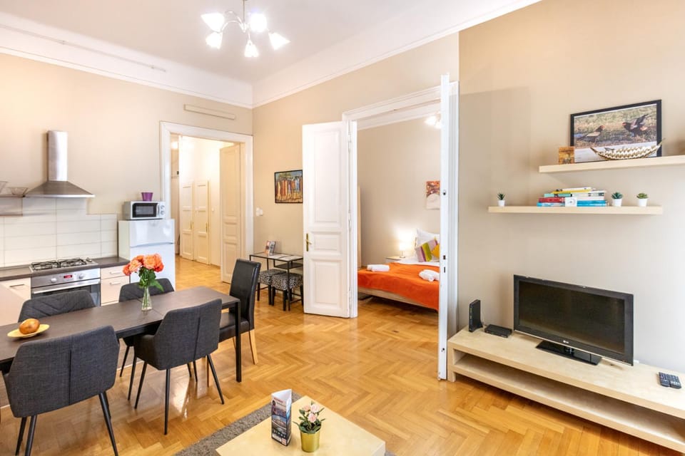 Living room, Dining area, kitchen
