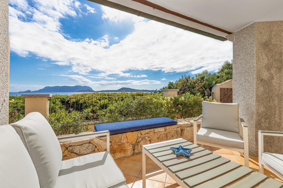 Property building, Balcony/Terrace, Living room