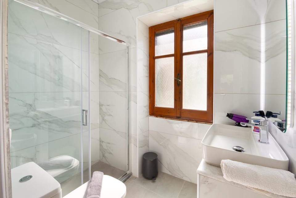 Shower, Toilet, towels