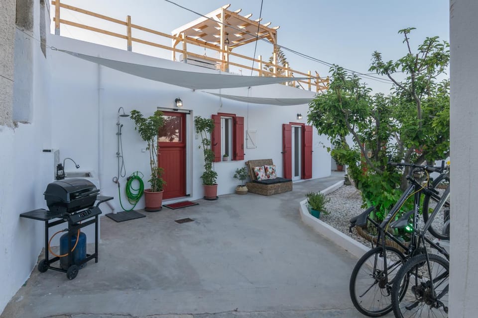 Facade/entrance, BBQ facilities, Garden
