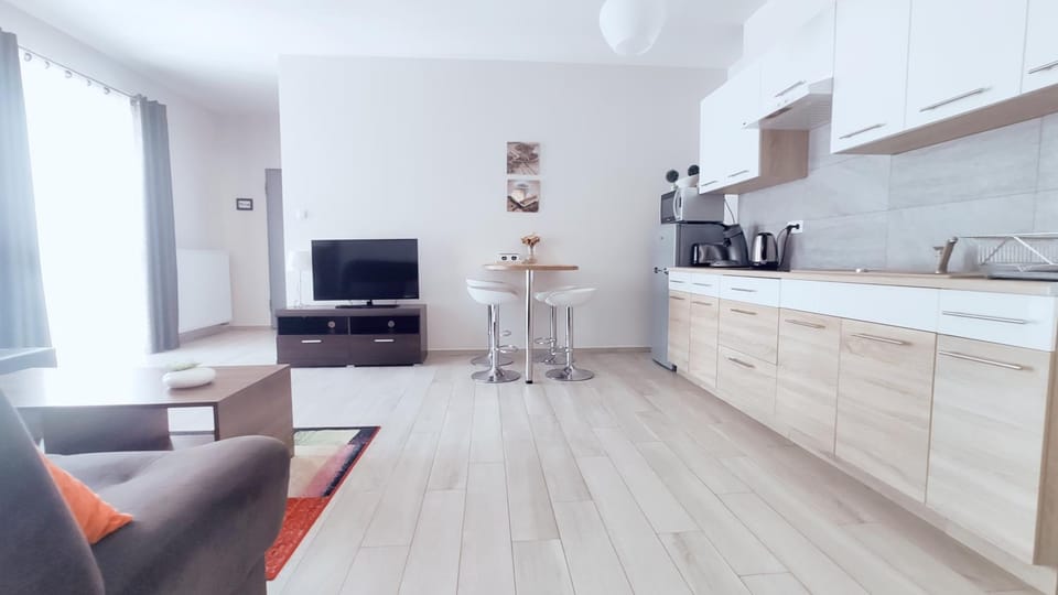 TV and multimedia, Kitchen or kitchenette, Living room