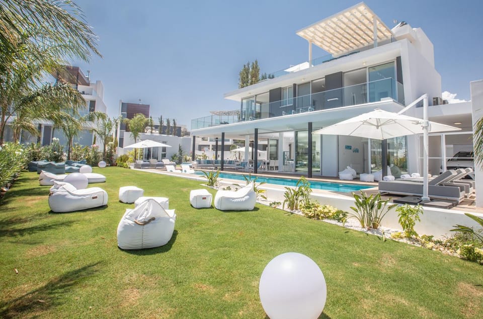 Property building, Garden, Swimming pool