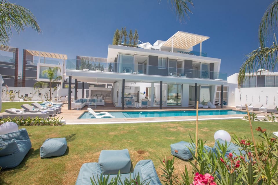 Property building, Garden, Swimming pool