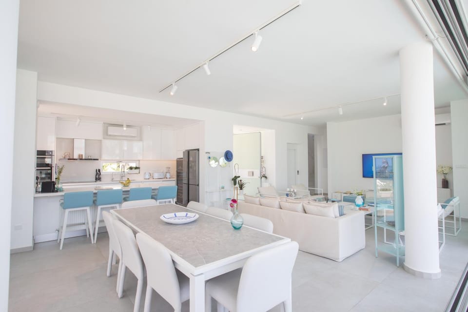 Seating area, Dining area, kitchen