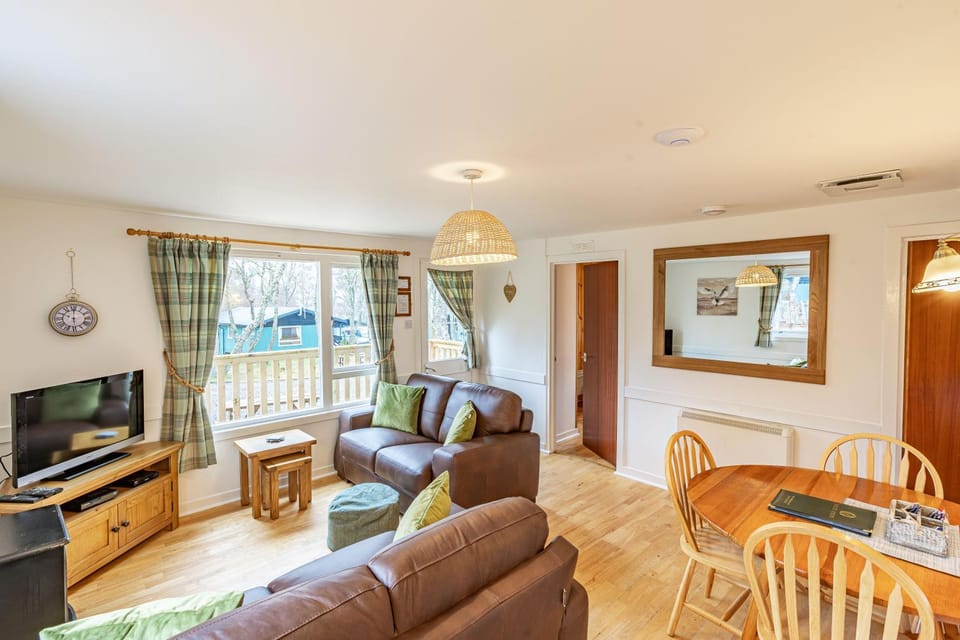 TV and multimedia, Living room, Seating area, Dining area