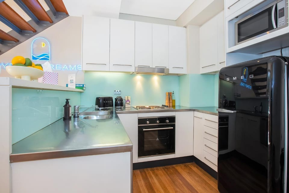 Coffee/tea facilities, Kitchen or kitchenette, dishwasher, oven, stove, toaster