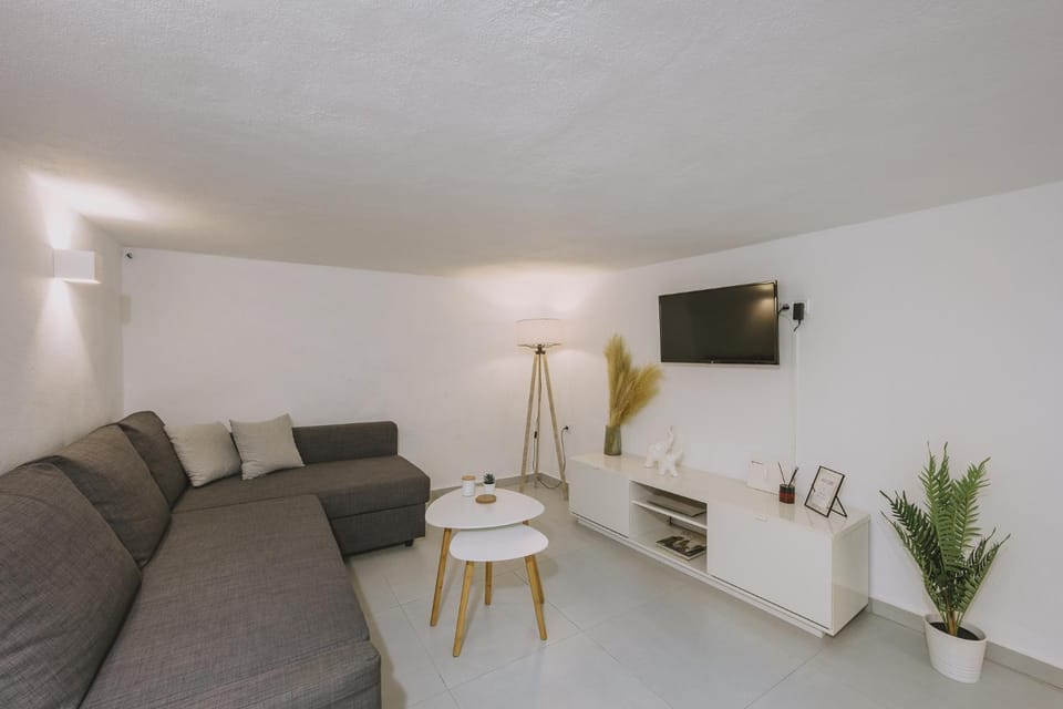 TV and multimedia, Living room, Decorative detail, Decorative detail, Seating area, Family, Family, locker, locker