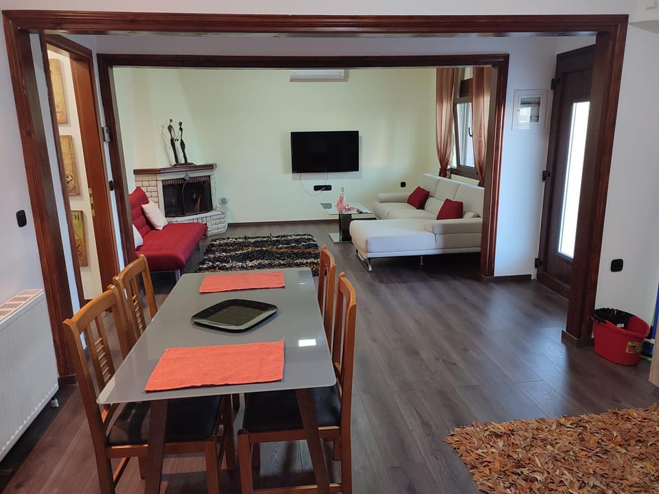 Communal lounge/ TV room, TV and multimedia, Living room, Seating area, Dining area, Evening entertainment