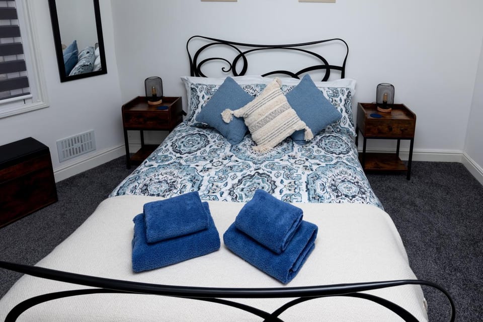 Lighthouse View - Amazing sea and beach view - Free Sky TV including Sports and Movies - Fast WIFI - Free Private Parking Apartment in Scarborough
