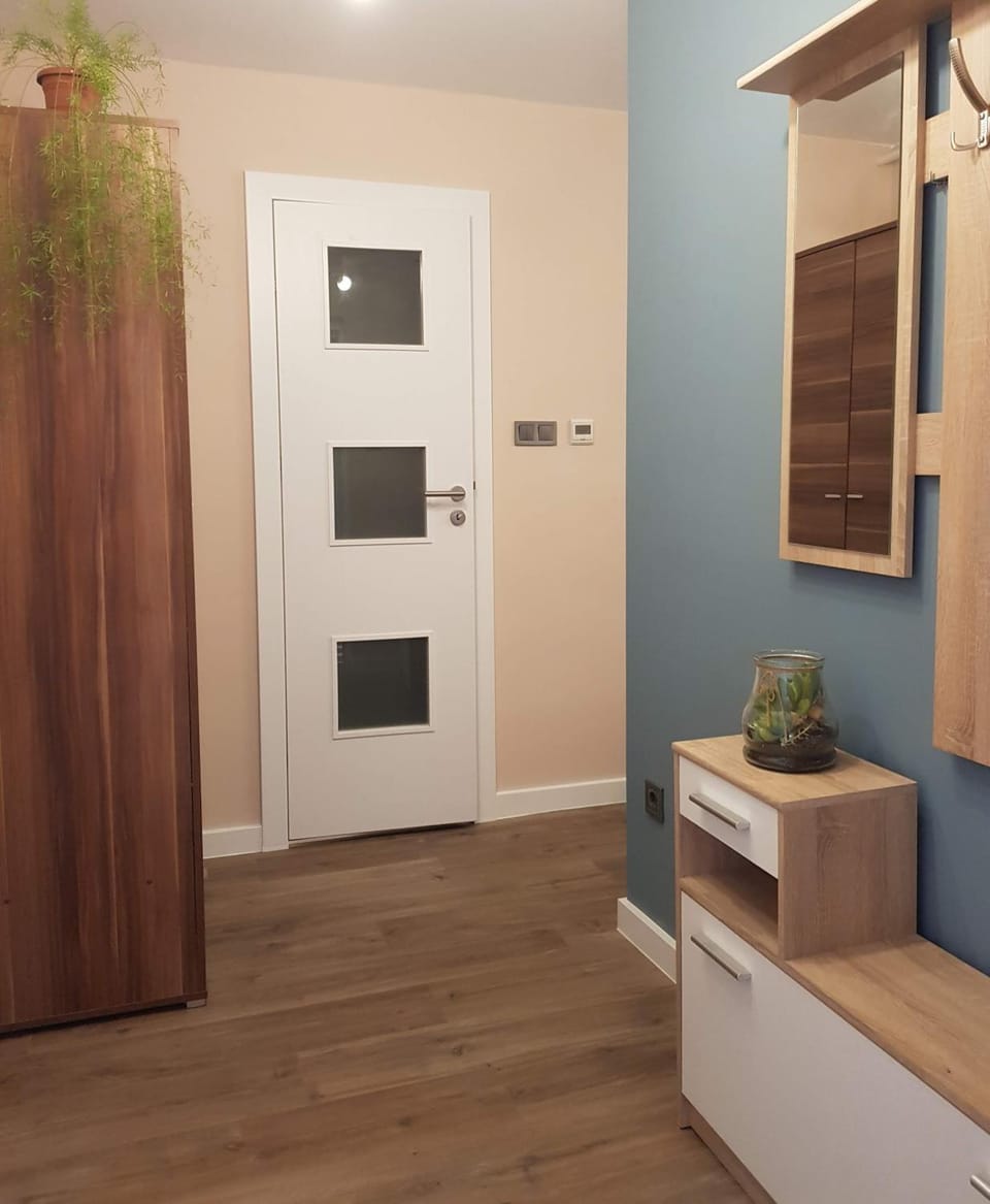 Facade/entrance, wardrobe