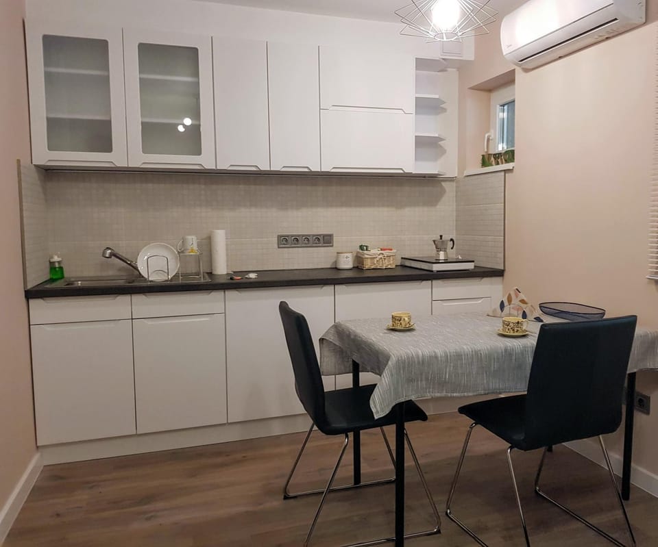 Kitchen or kitchenette, Dining area, microwave, kitchen