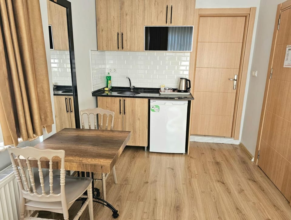 Kitchen or kitchenette, Dining area, minibar, oven, pet friendly, stove, kitchen