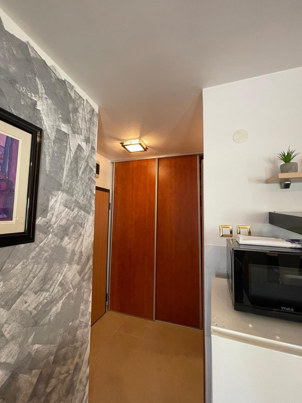 Kitchen or kitchenette, minibar