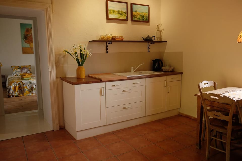 Coffee/tea facilities, Dining area, kitchen