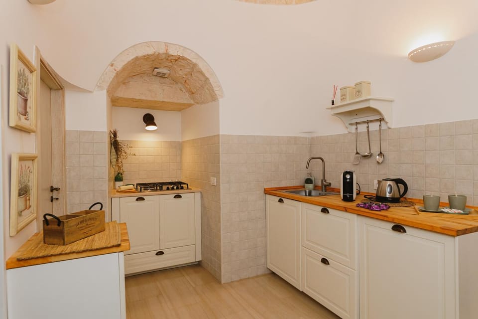 Coffee/tea facilities, Kitchen or kitchenette, stove