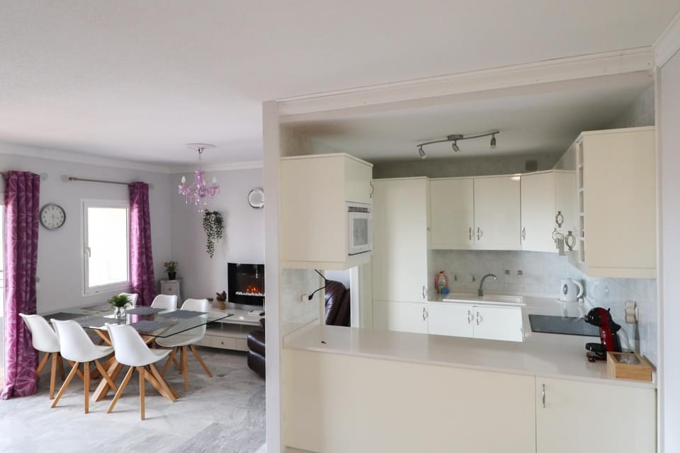 Coffee/tea facilities, microwave, oven, kitchen