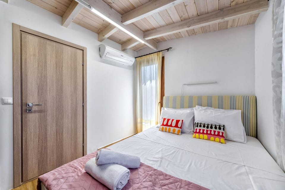 Bed, Photo of the whole room, Bedroom, air conditioner