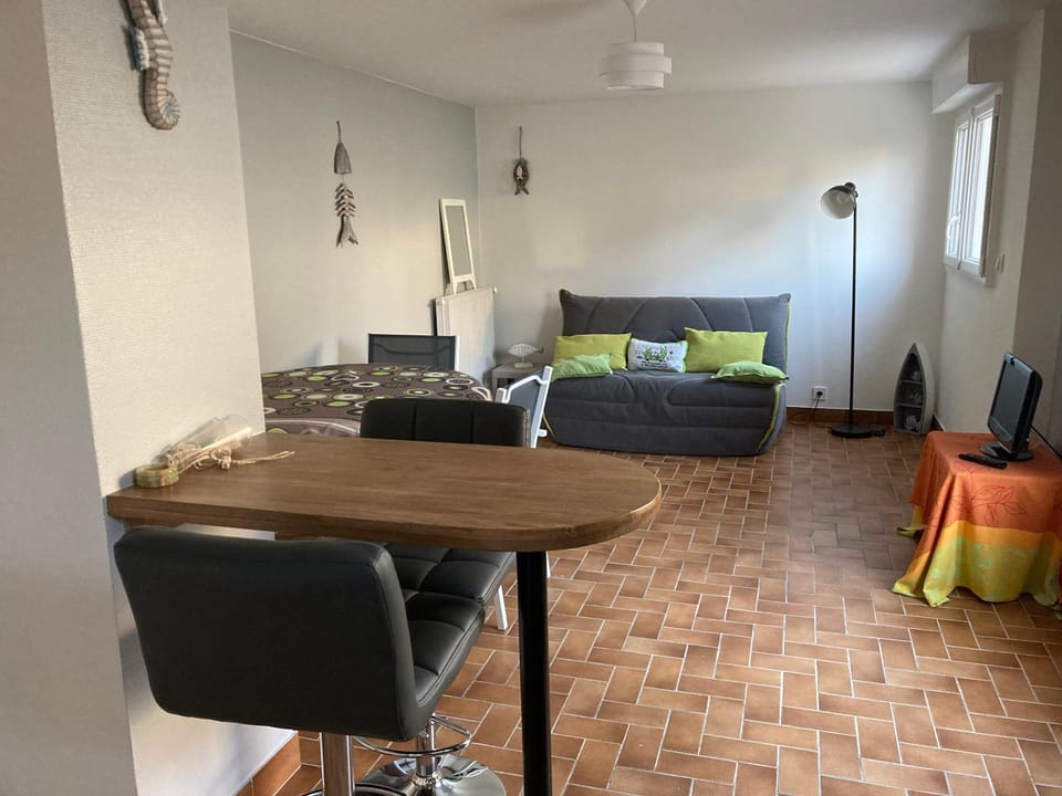 Bed, Living room, Photo of the whole room, Dining area